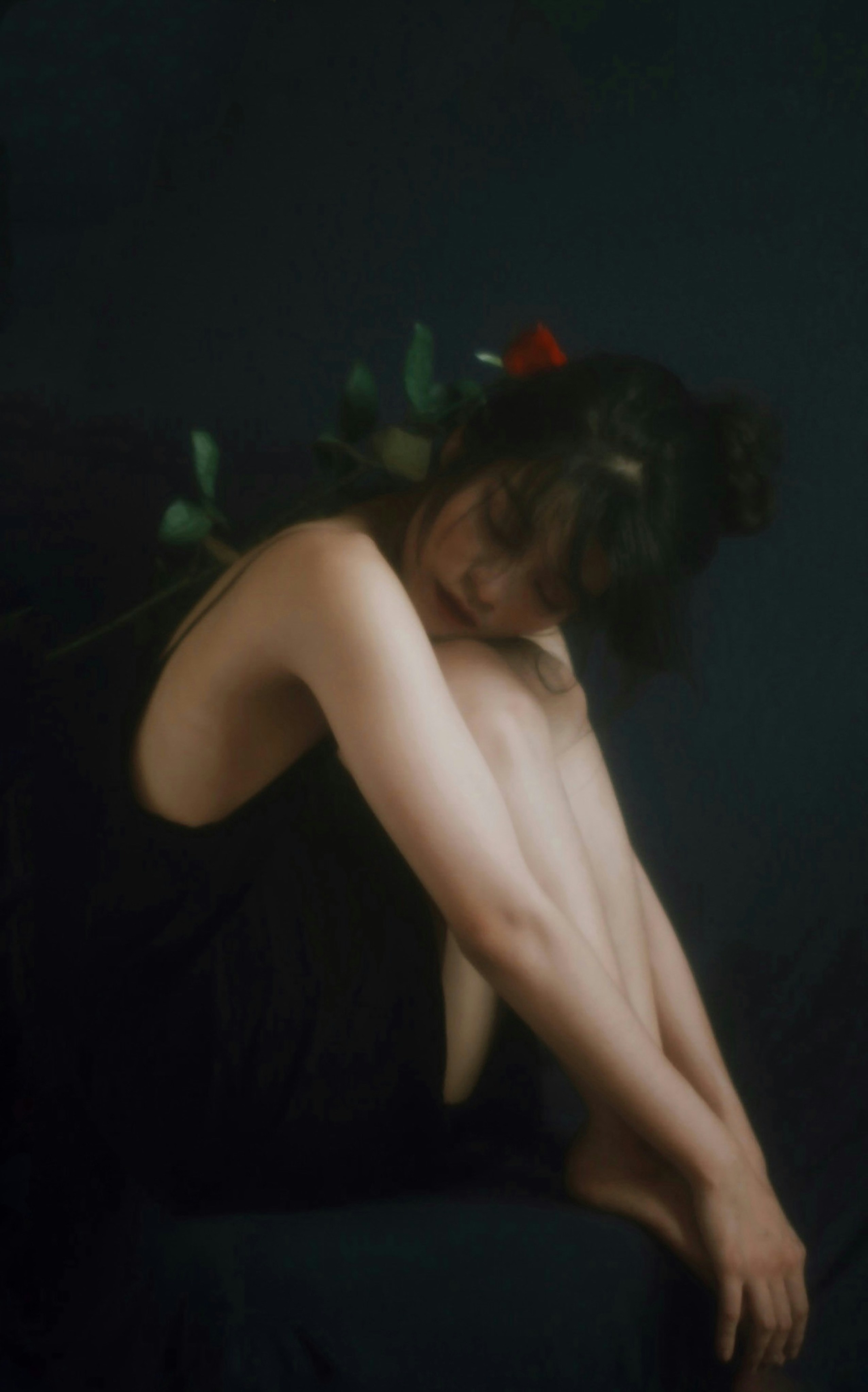 dipinto di una donna in un vestito nero e una rosa singola
