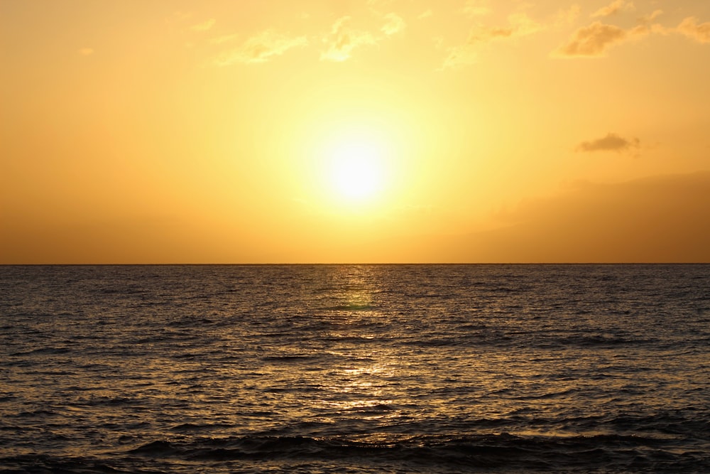 specchio d'acqua durante il tramonto