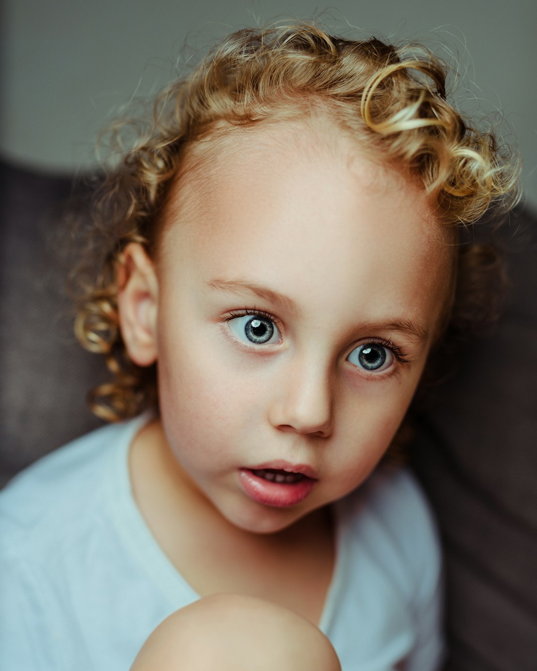 girl wearing white crew-neck shirt