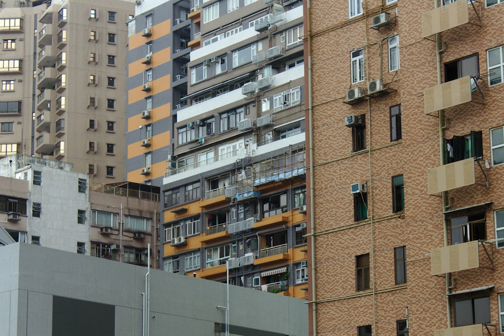 brown high-rise building