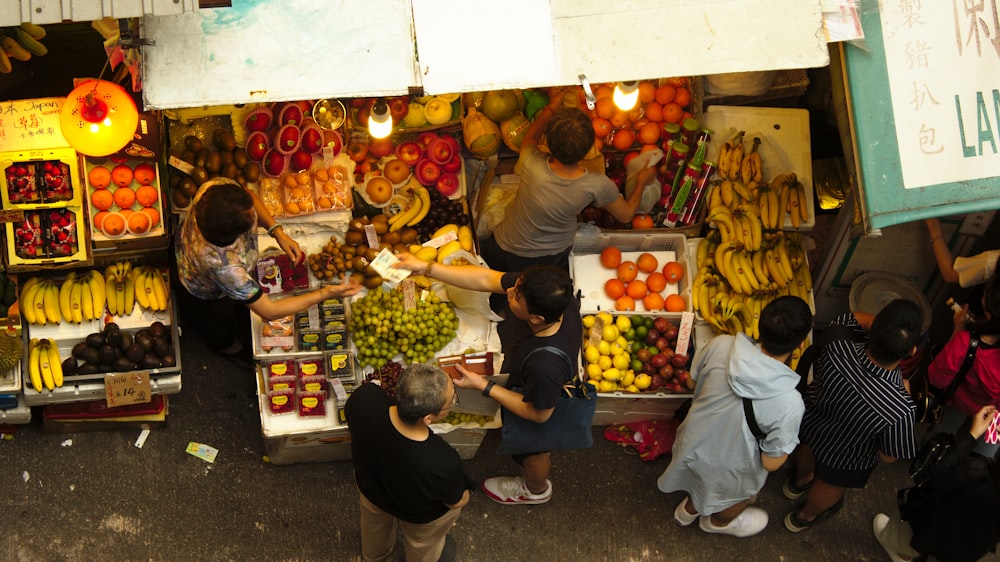 Fotografía de ángulo bajo de personas en el mercado durante el día