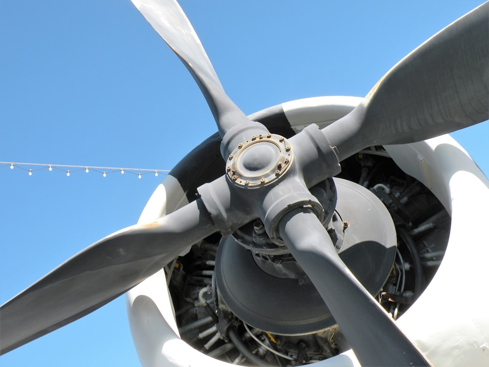 close-up photography of 4-blade aircraft bade