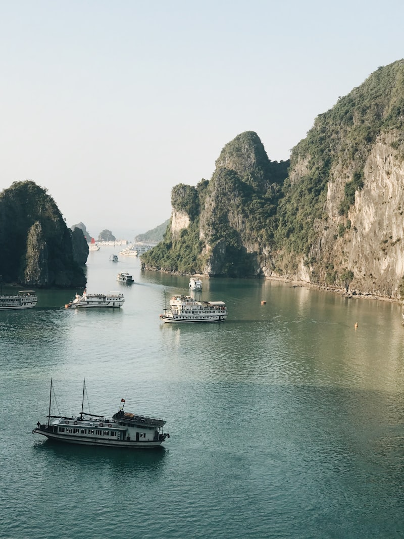 Vista aérea de los karsts de piedra caliza de la Bahía de Halong con aguas verde esmeralda