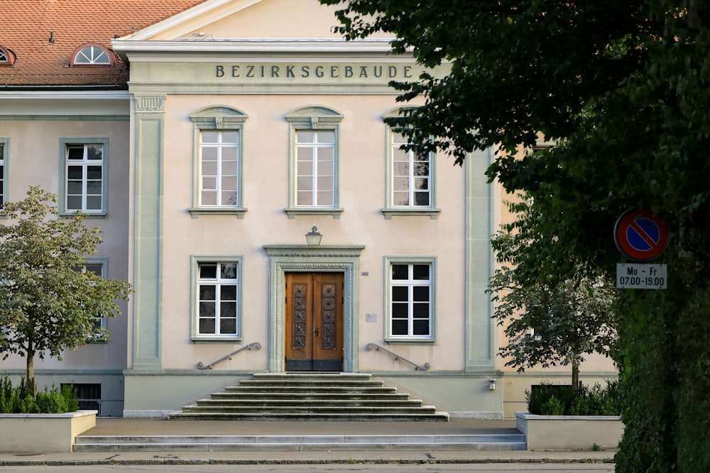 Casa de madeira branca perto da árvore