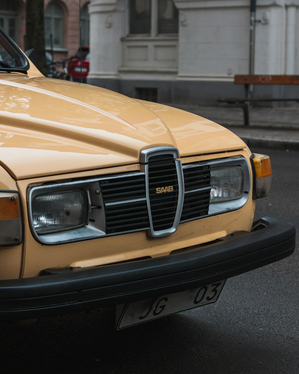 gelber Saab-Wagen