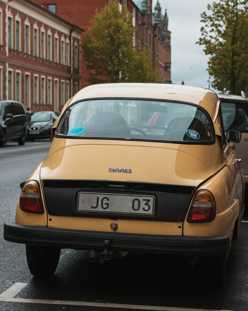 gelbes Auto in der Nähe des Bürgersteigs geparkt