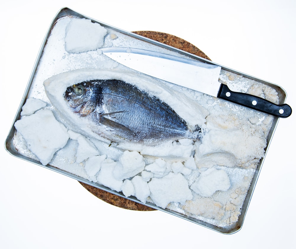poisson à côté d’un couteau de cuisine