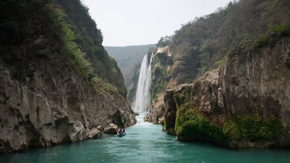 Cascades sur la montagne verte