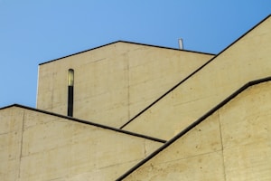 Photo 1556422050 E503c0540234?q=85&w=300&h=400&fit=crop