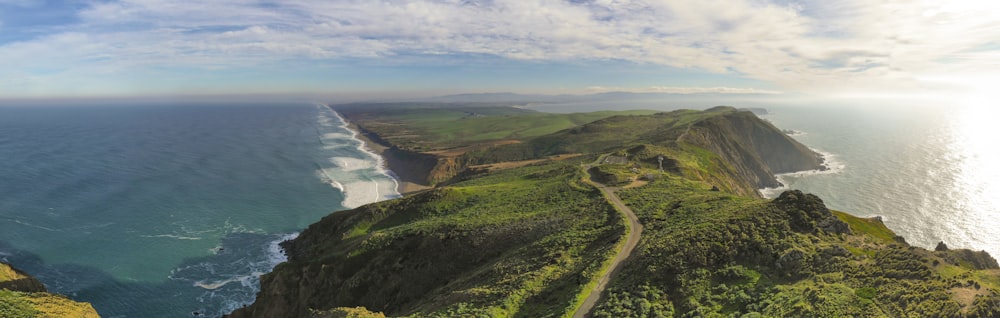 Île verte entourée d’un plan d’eau