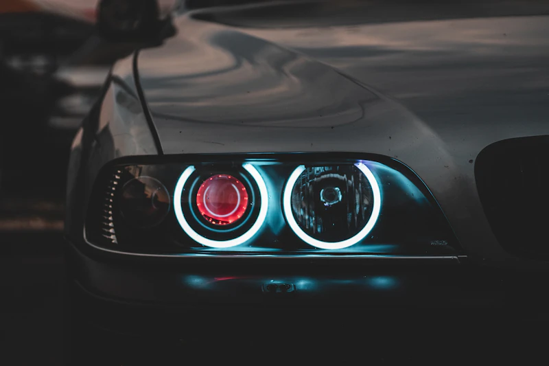 Faro de coche encendido