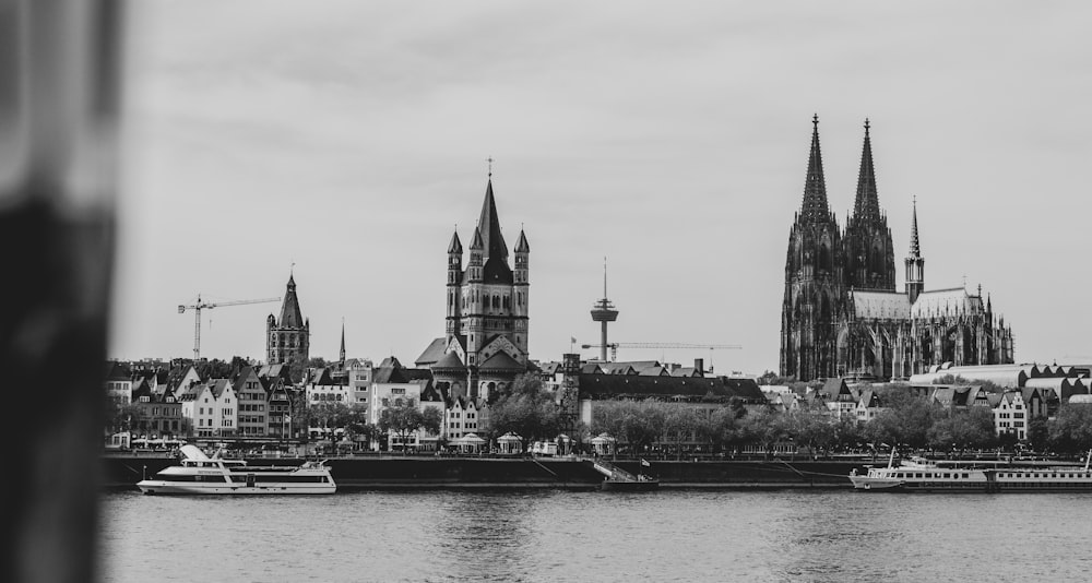 Photographie en niveaux de gris de bâtiments