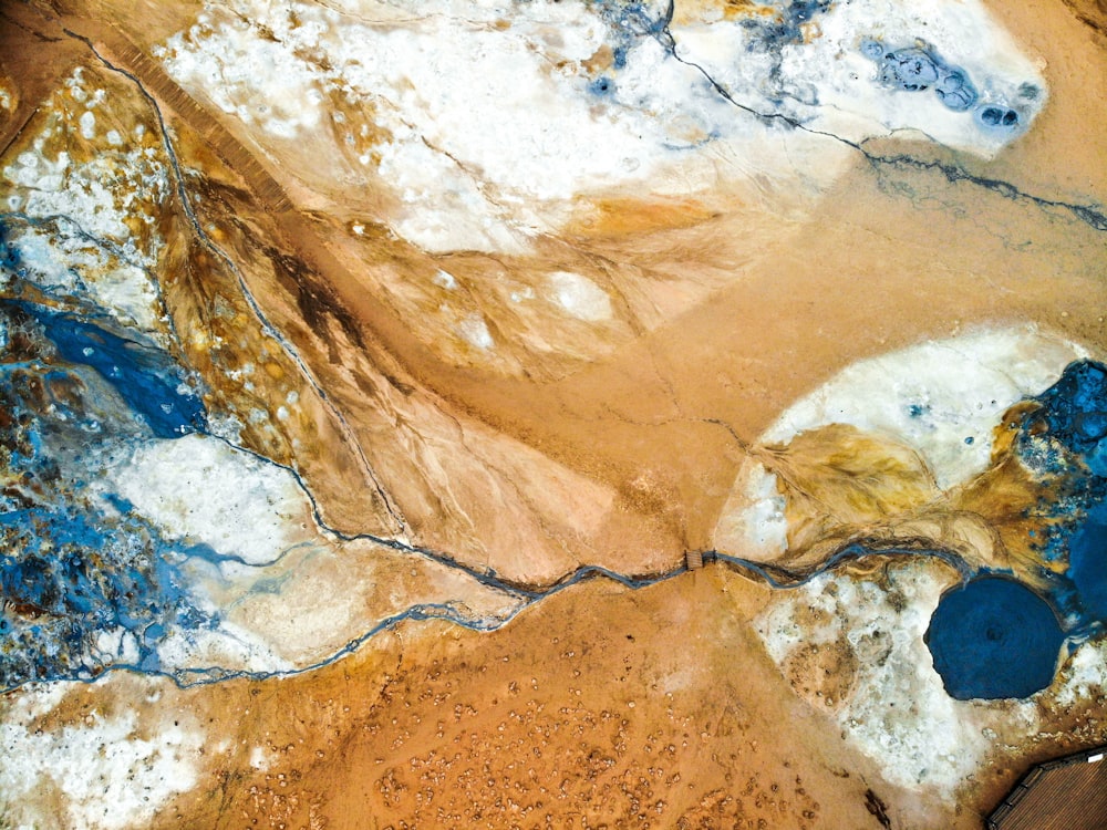 Piedra naranja y azul