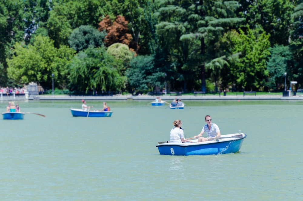 Coupé sur bateau bleu sur plan d’eau calme