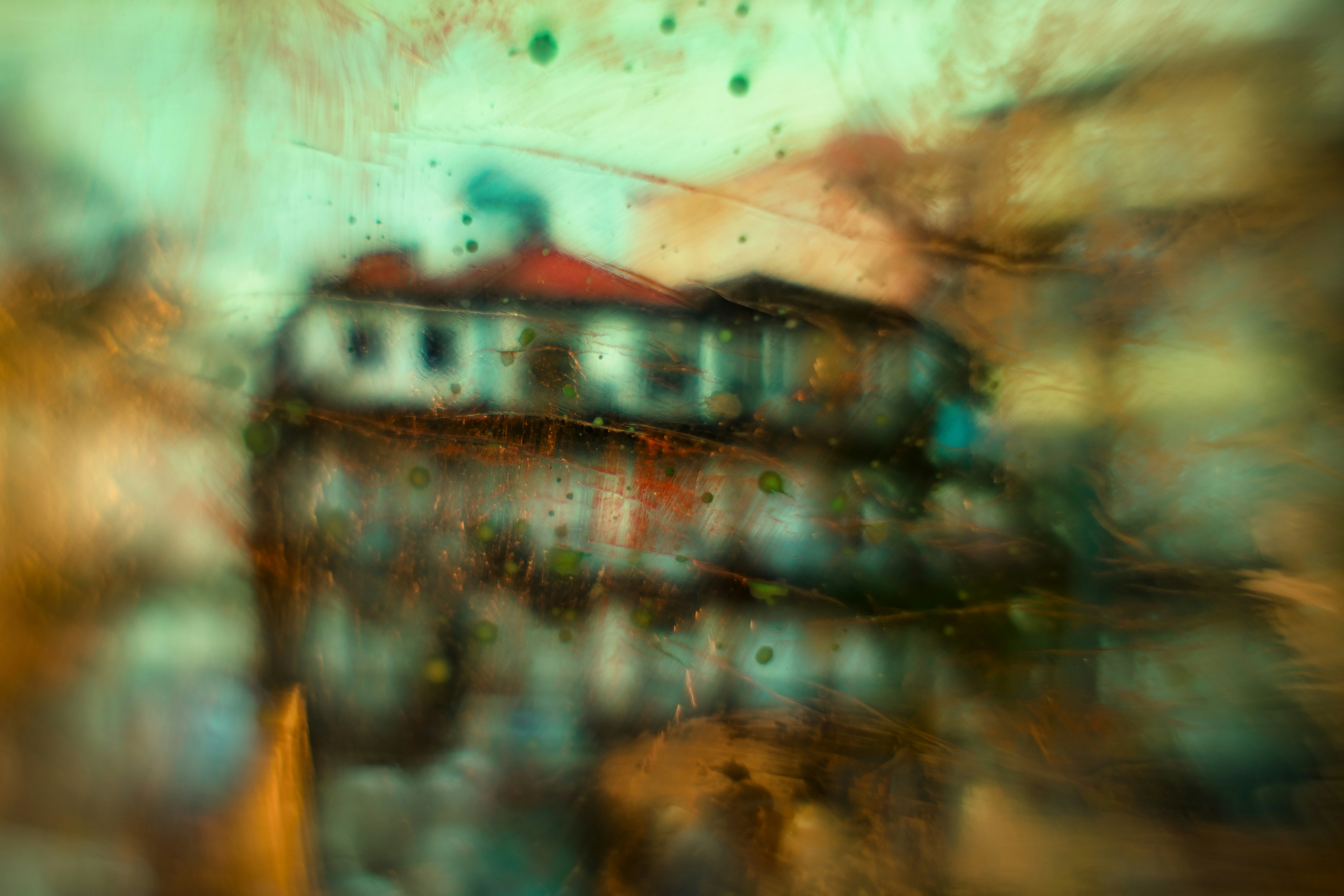 a blurry picture of a building with a red roof