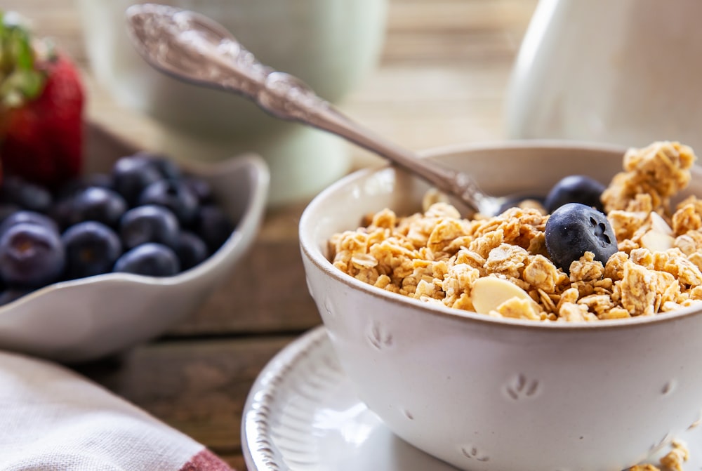 Avena con arándanos en bol de cerámica blanca