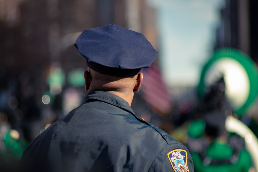 Homem vestindo uniforme da polícia Foto de foco seletivo