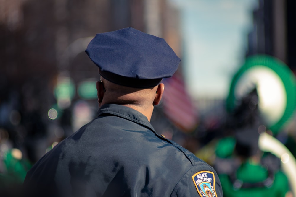 hombre con uniforme de policía foto de enfoque selectivo