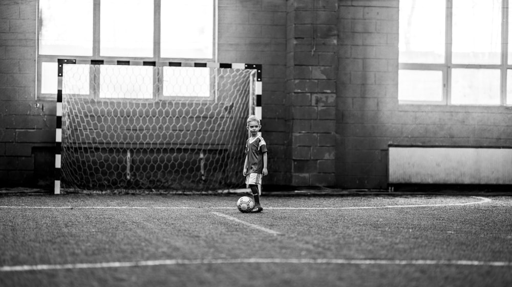 criança jogando futebol