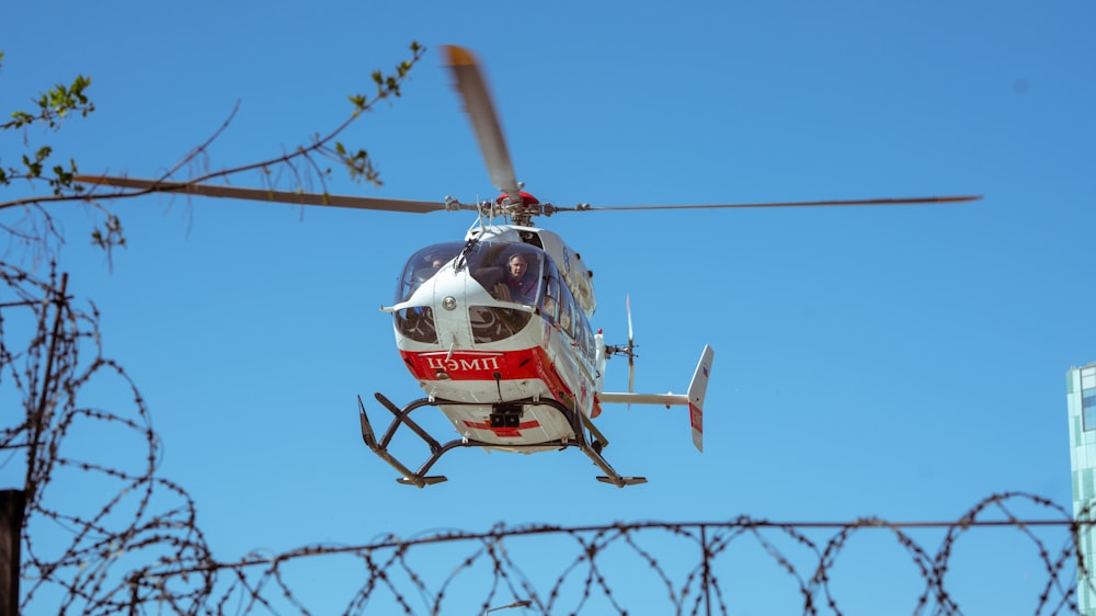 avião branco e vermelho