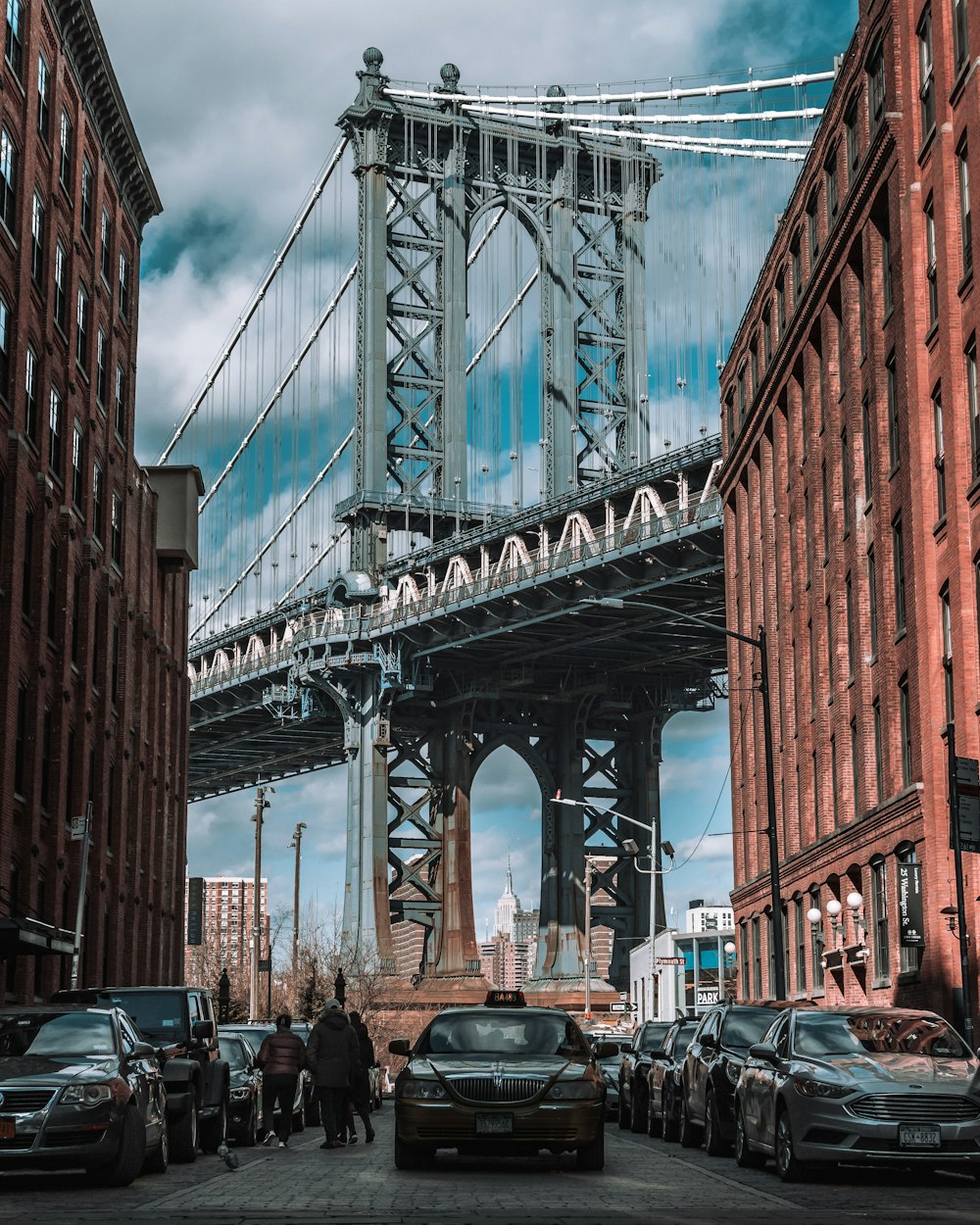 Puente gris en la fotografía enfocada
