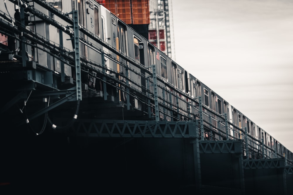 Train gris sous les nuages gris pendant la journée