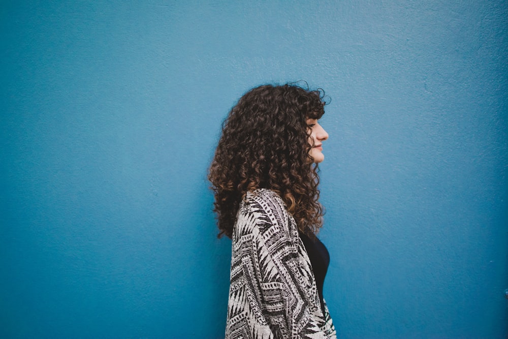 woman standing on focus photography