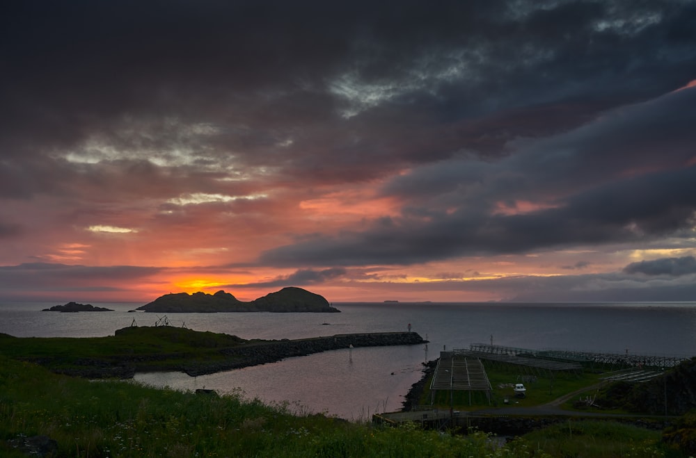 Océano e islas durante la hora dorada