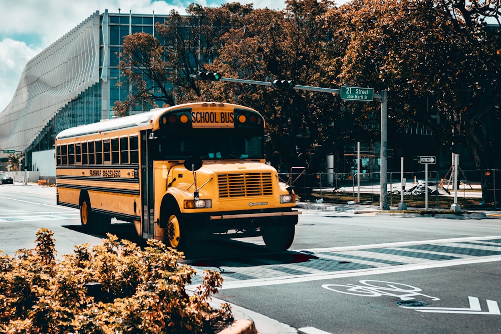 道路上の黄色いスクールバス