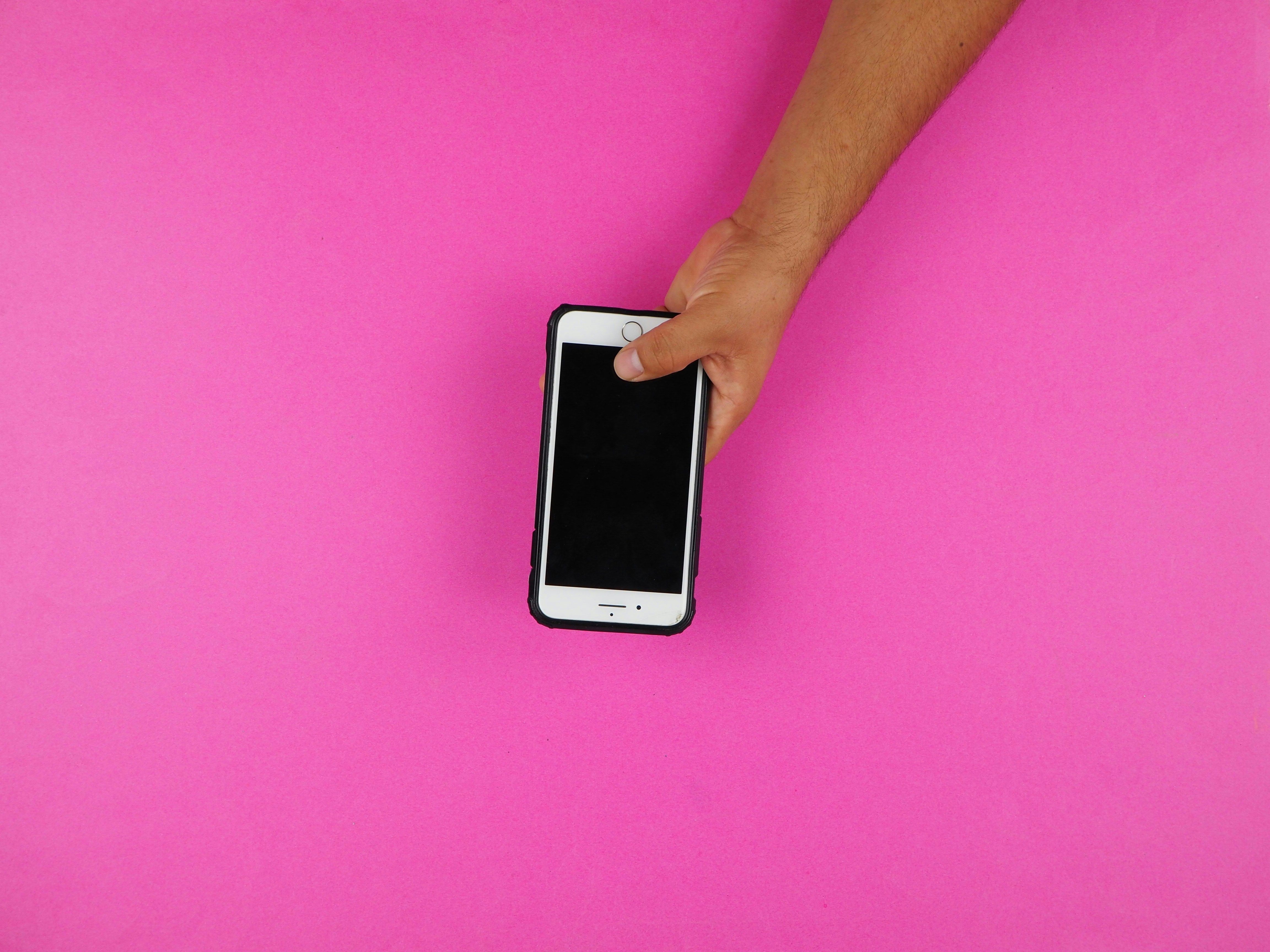 personne tenant l’iPhone