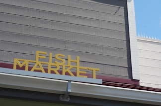 Photo of the storefront of Maria Helena's fish market in Pará de Minas.