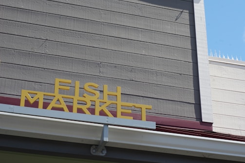 Photo of the storefront of Maria Helena's fish market in Pará de Minas.