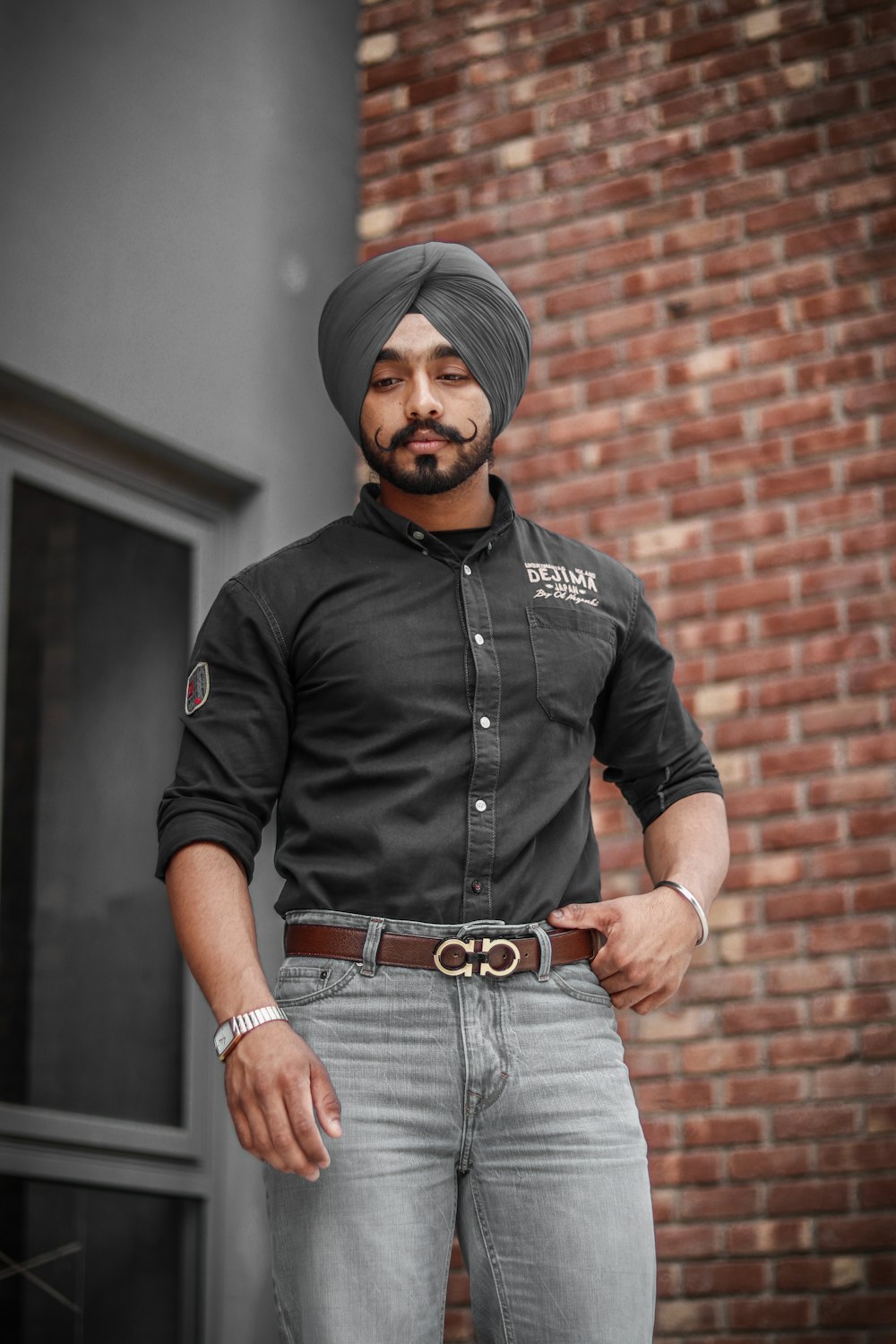 man wearing black shirt and gray turban