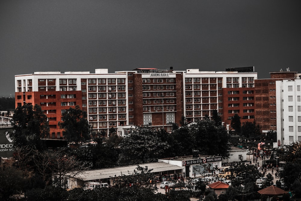 Edificio de hormigón blanco y marrón