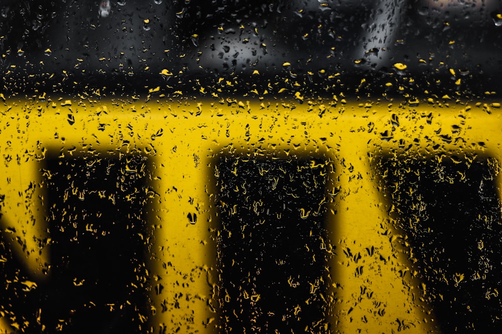 gouttes de pluie sur la vitre d’un bus