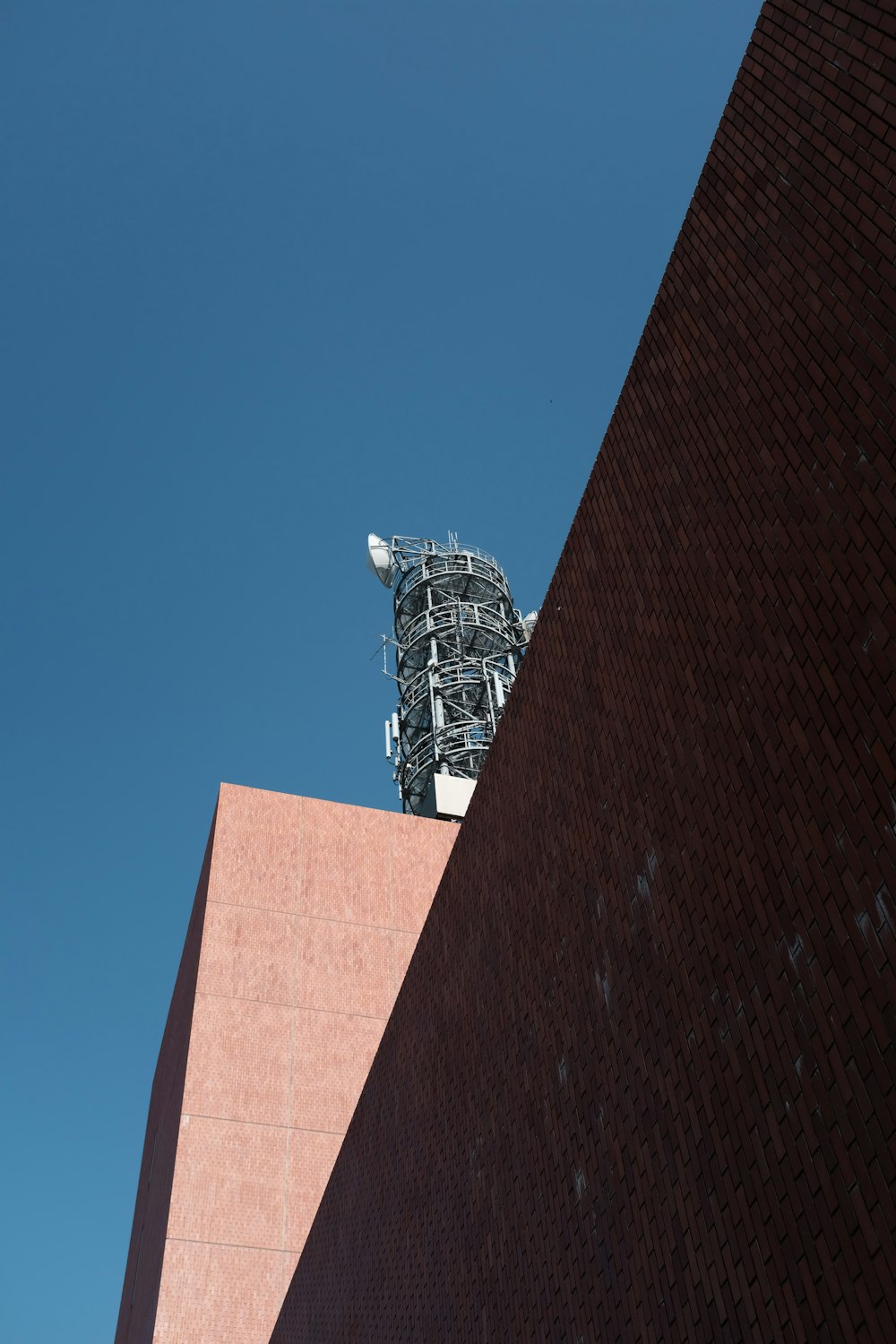 edificio in cemento marrone