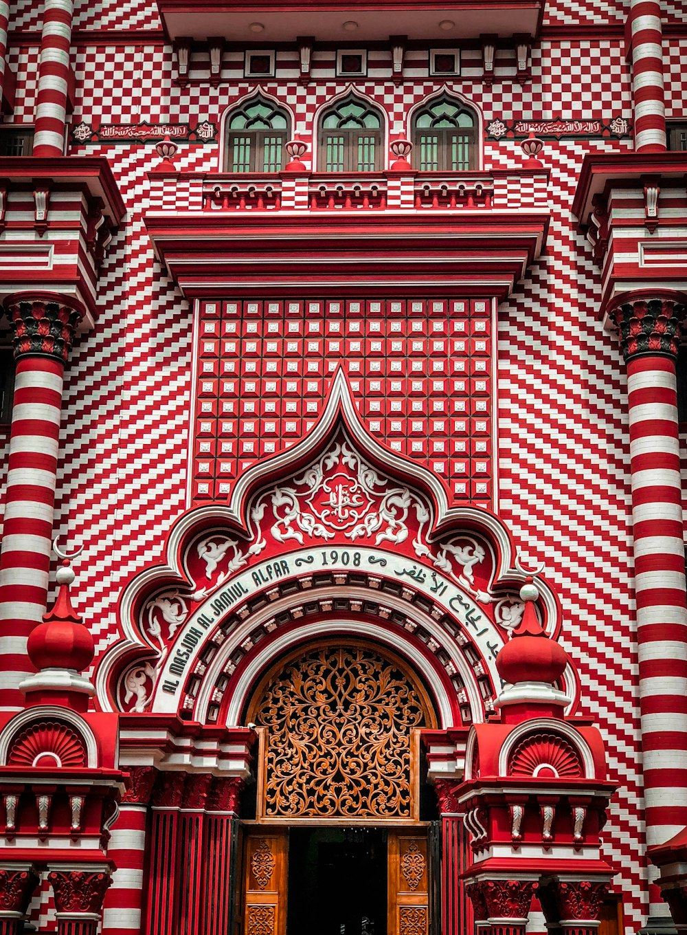 edifício de concreto vermelho