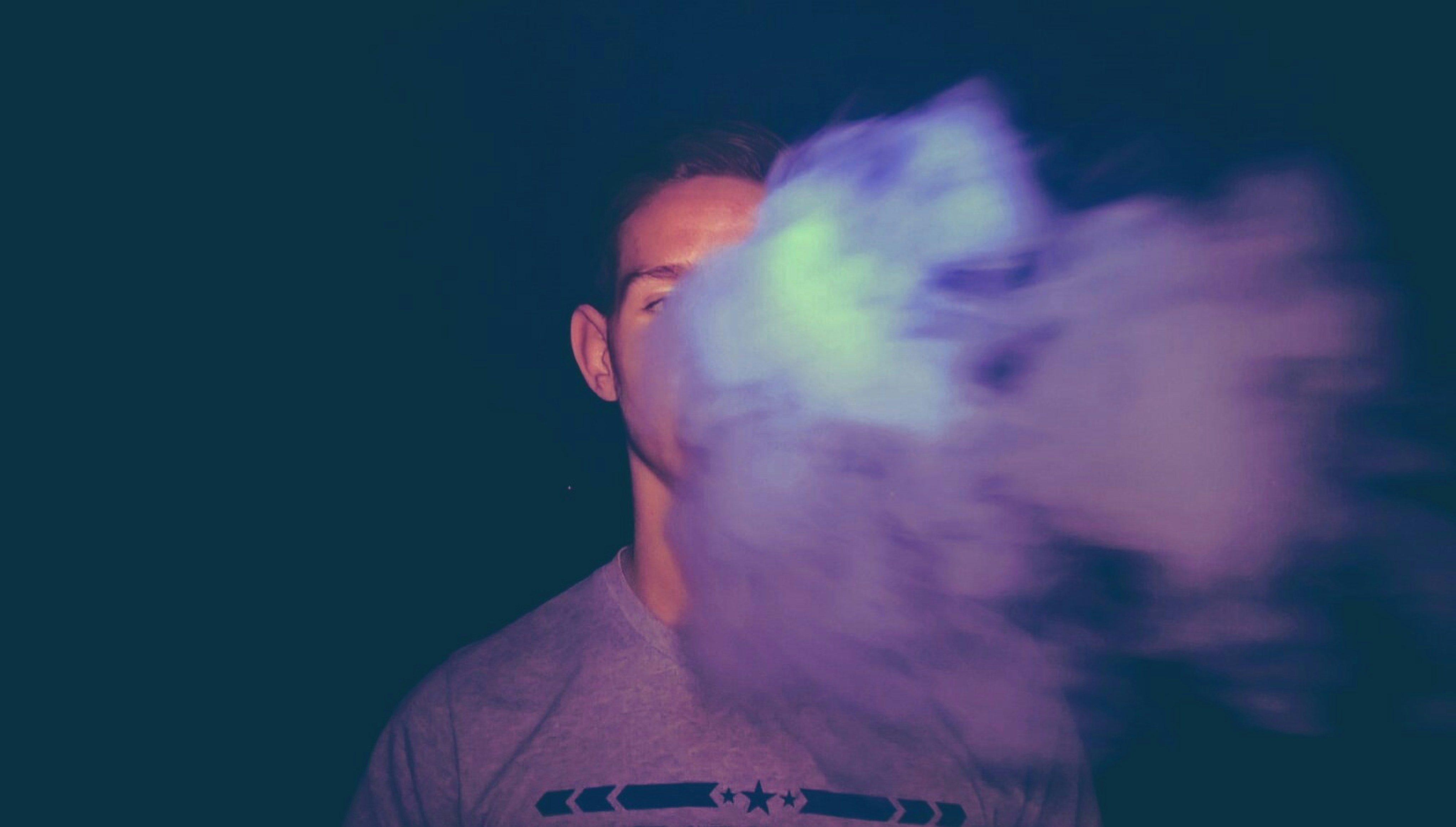 Дым от вейпа. Парень в дыму без лица. Фото вейп на улице. Дым одежда. Футболка с дымом для детей.