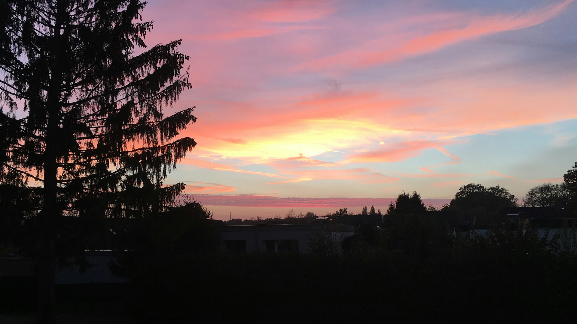 gray computer monitor