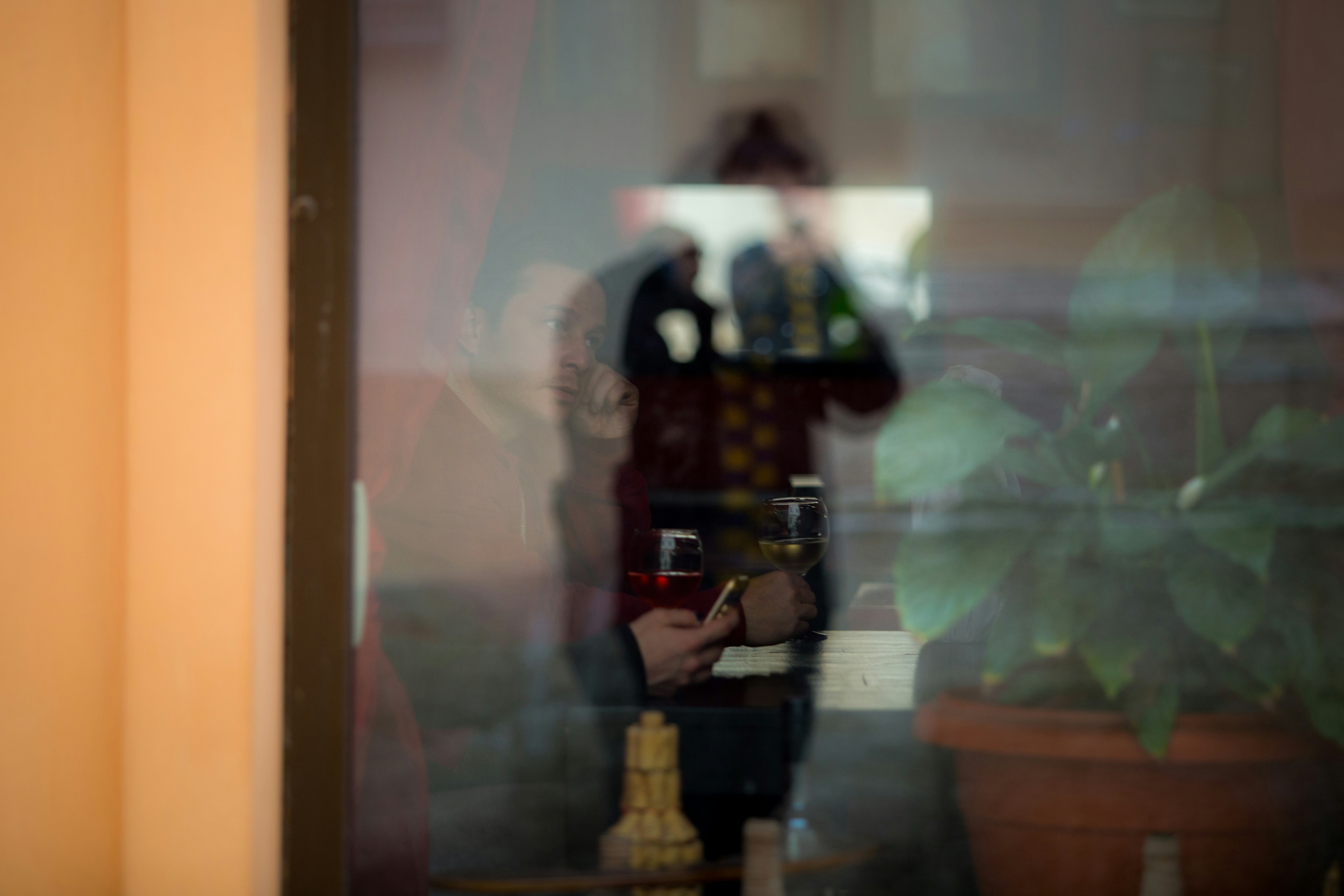 Foto Un reflejo de una persona sosteniendo una copa de vino Imagen