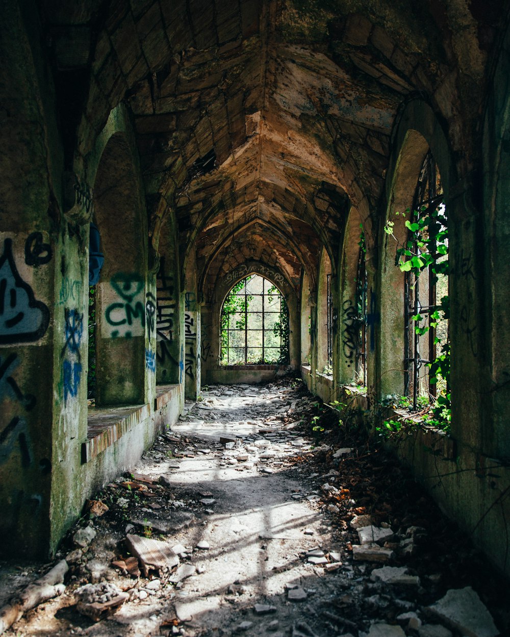 corredor vazio das ruínas do edifício
