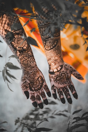 black mehndi tatoo