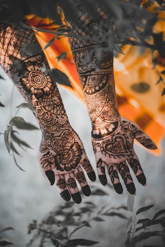 black mehndi tatoo