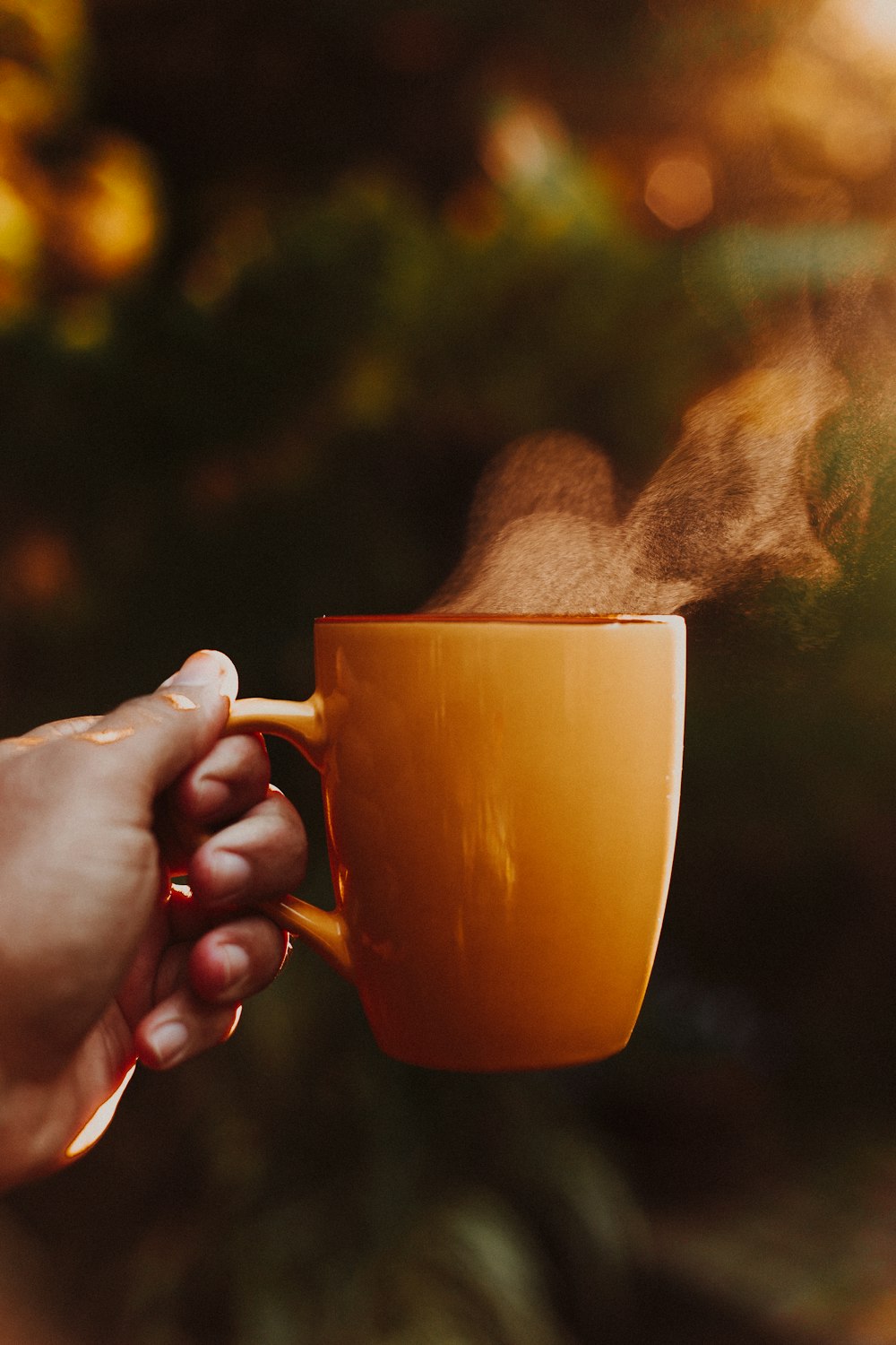 brown ceramic mug on selective focus photography