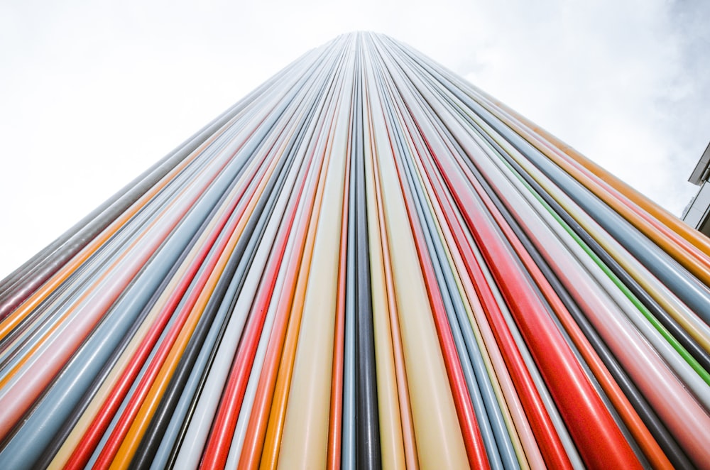 Un edificio muy alto con muchas tuberías de diferentes colores