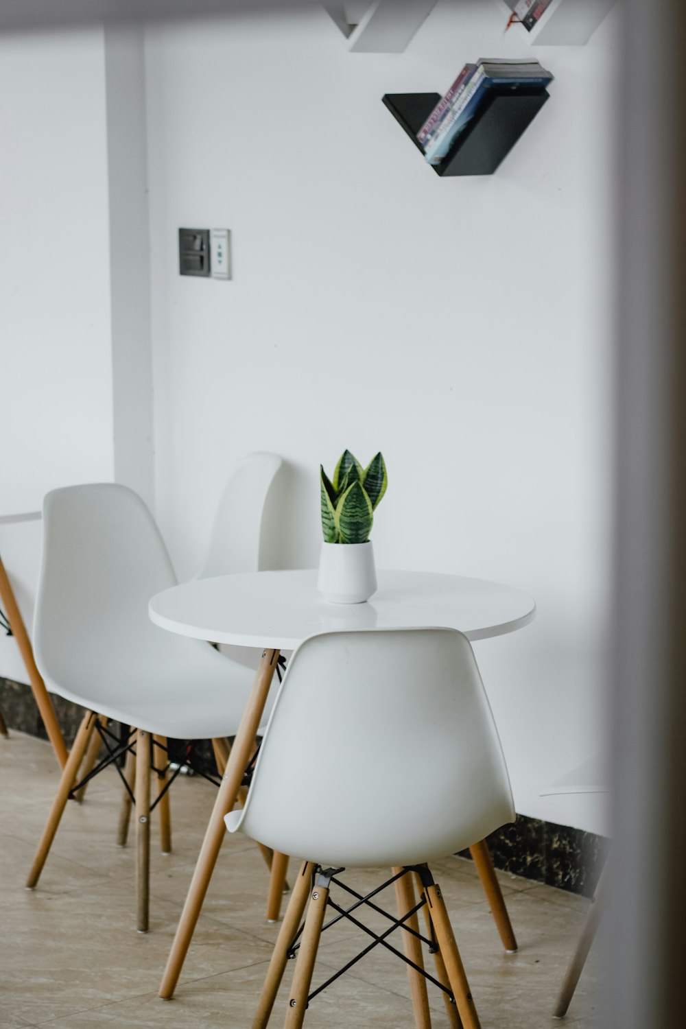 Foto Una cocina con una mesa y sillas y un televisor – Imagen Fotografia de  interiores gratis en Unsplash