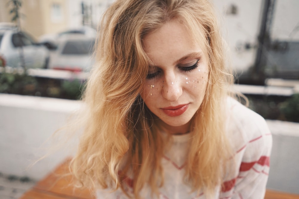 woman wearing white shirt