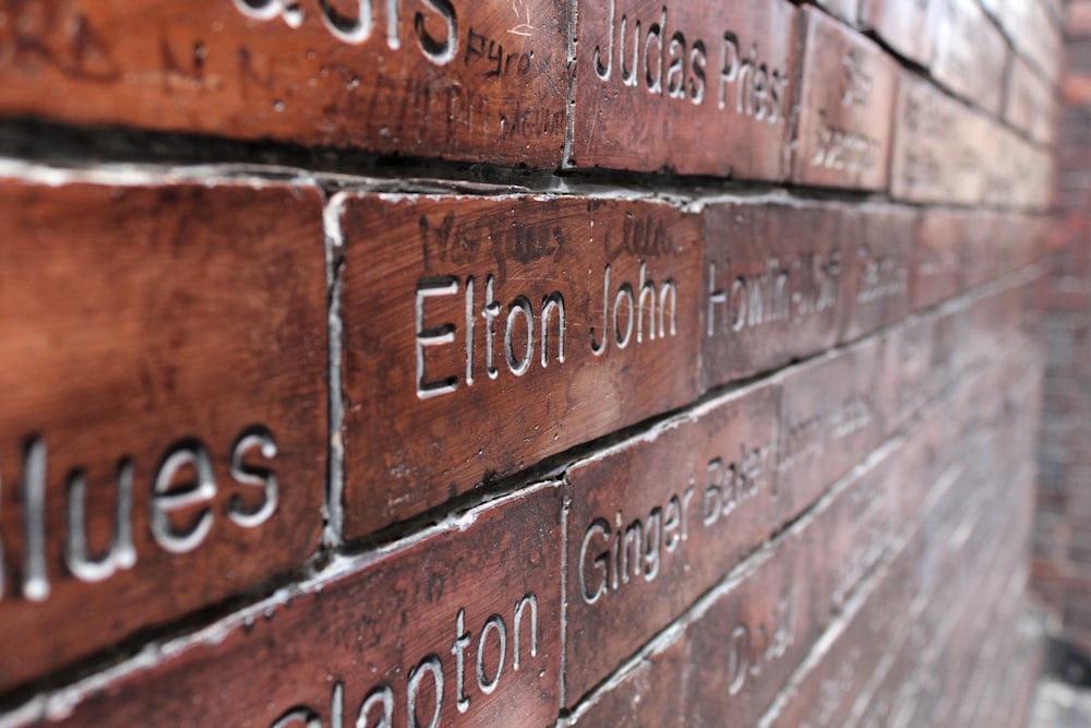 foto ravvicinata del muro di testo di Elton John