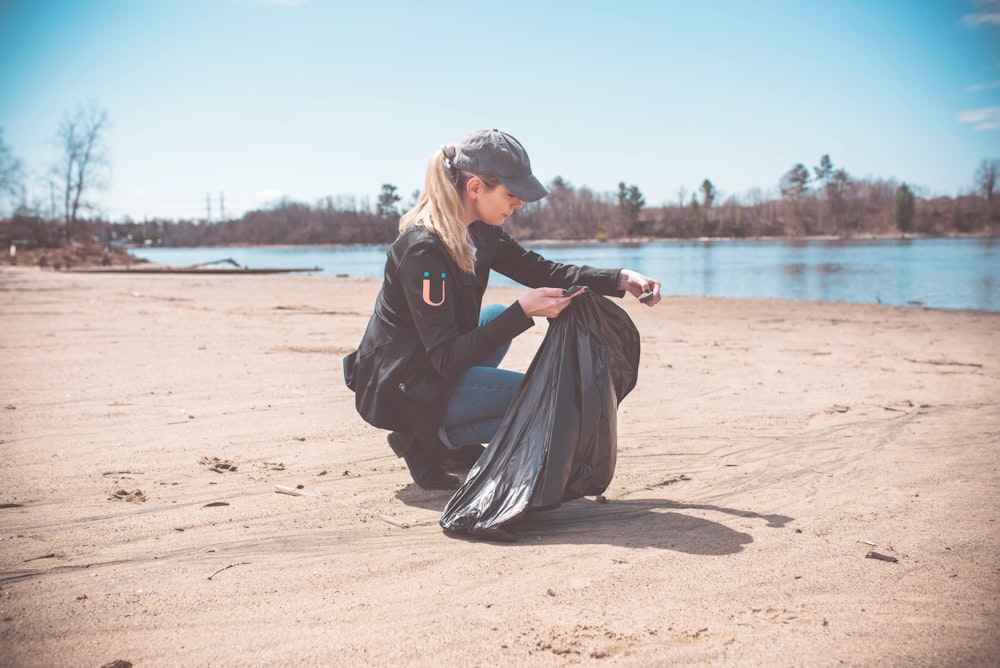 Mujer con chaqueta sosteniendo una bolsa de basura