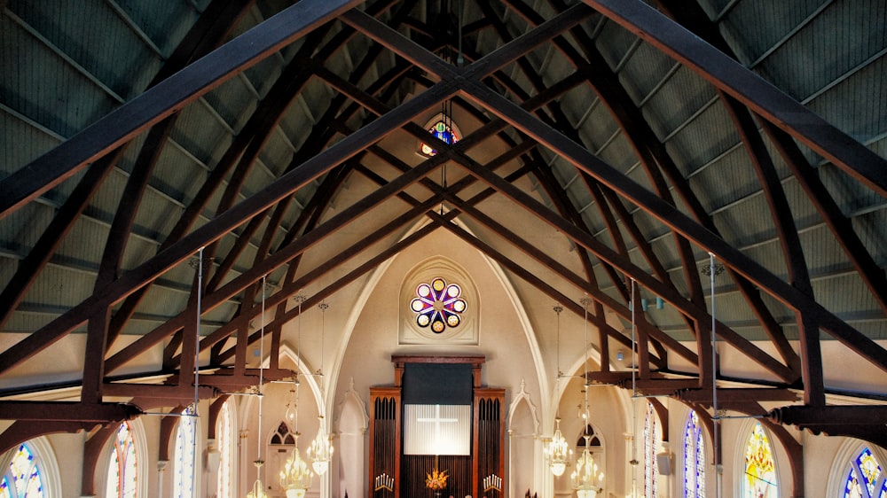 Interior de una iglesia blanca y marrón